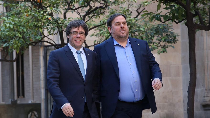 Archivo - El expresidente de la Generalitat Carles Puigdemont y el exvicepresidente Carles Puigdemont en una reunión del Govern en 2017. ARCHIVO.