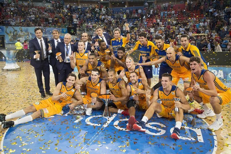Los jugadores del 'Granca' celebran la victoria en la Supercopa. (EFE)