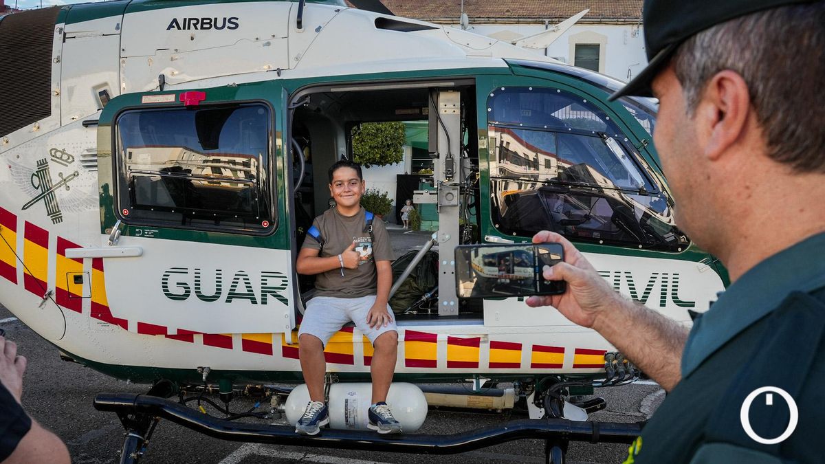 Un helicóptero, drones, vehículos o pistolas táser: la Guardia Civil exhibe medios y capacidades ante escolares