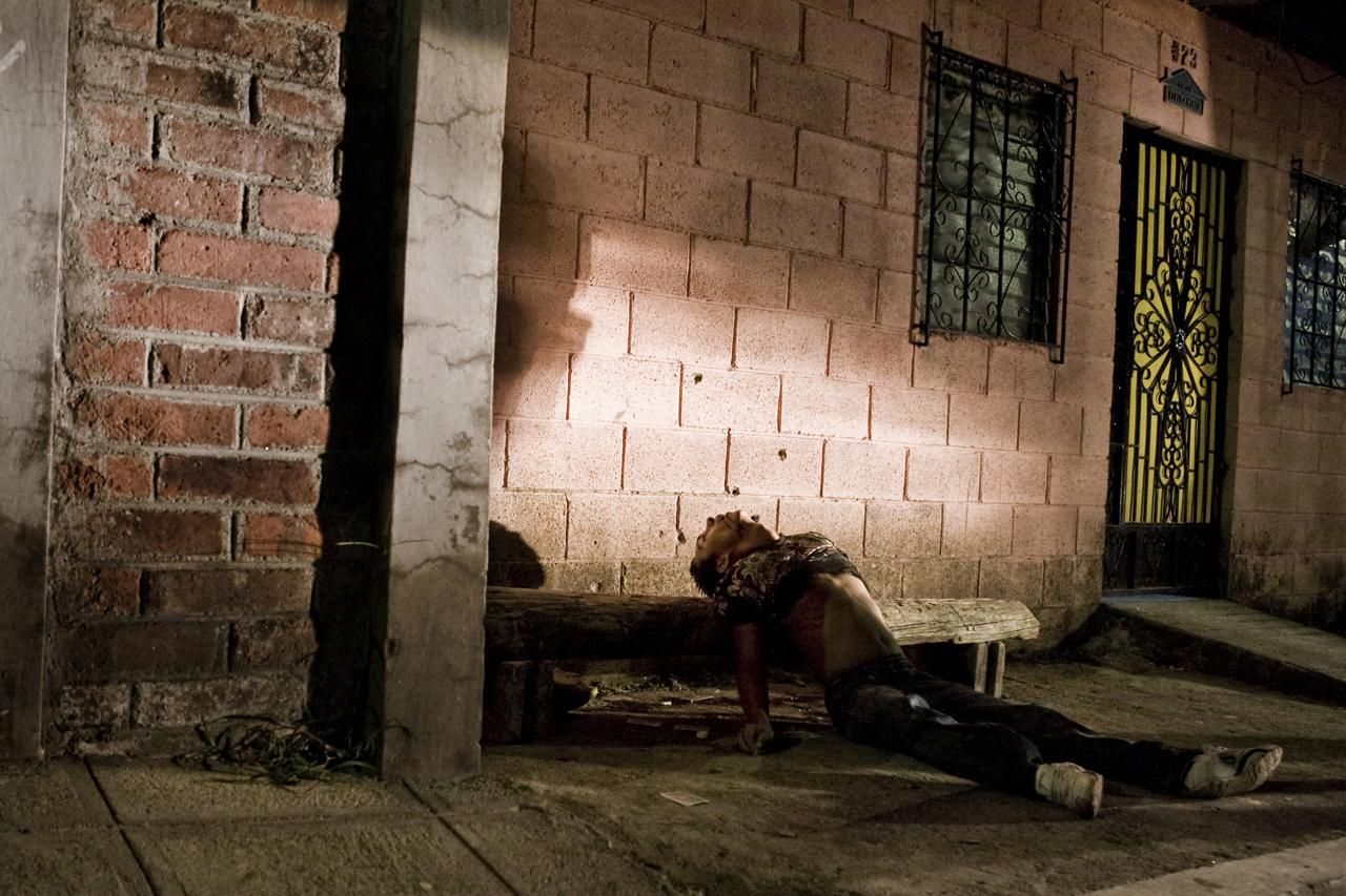 Un joven asesinado mientras jugaba a cartas en el barrio Lourdes de San Salvador. El 75% de los homicidios del país se realizan con armas de fuego./Edu Ponces (RUIDO Photo)