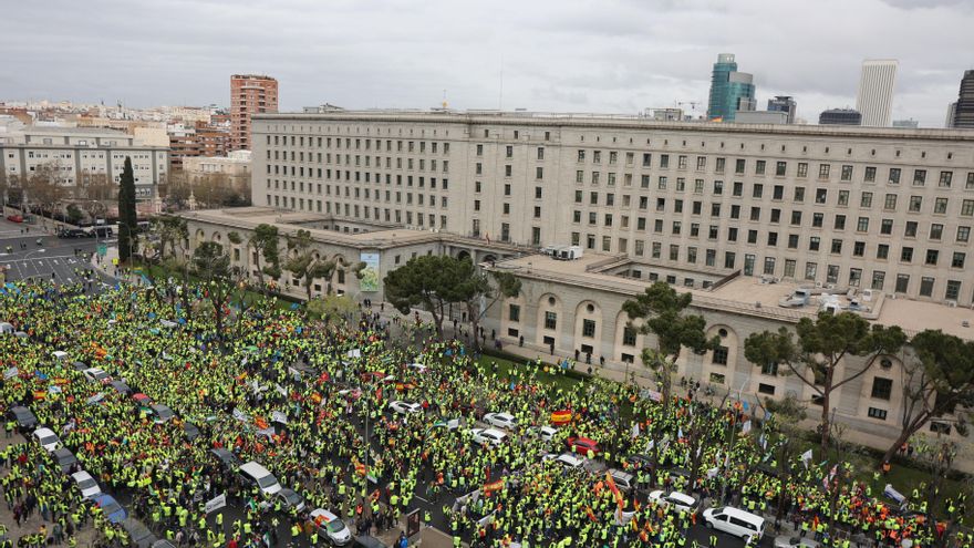 Vista general de los asistentes a una manifestación por el sector del transporte, en el Ministerio de Transportes, a 25 de marzo de 2022, en Madrid (España).