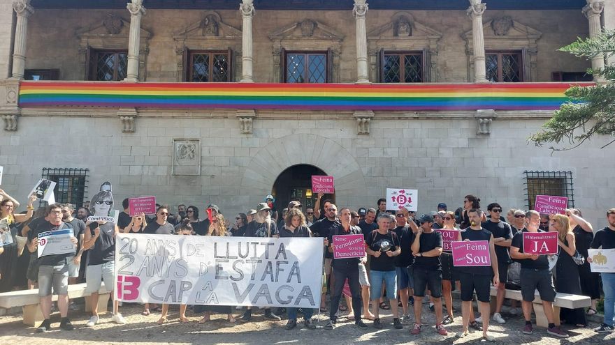 Más de medio centenar de personas reivindican "la llegada real a trabajadores públicos" de IB3