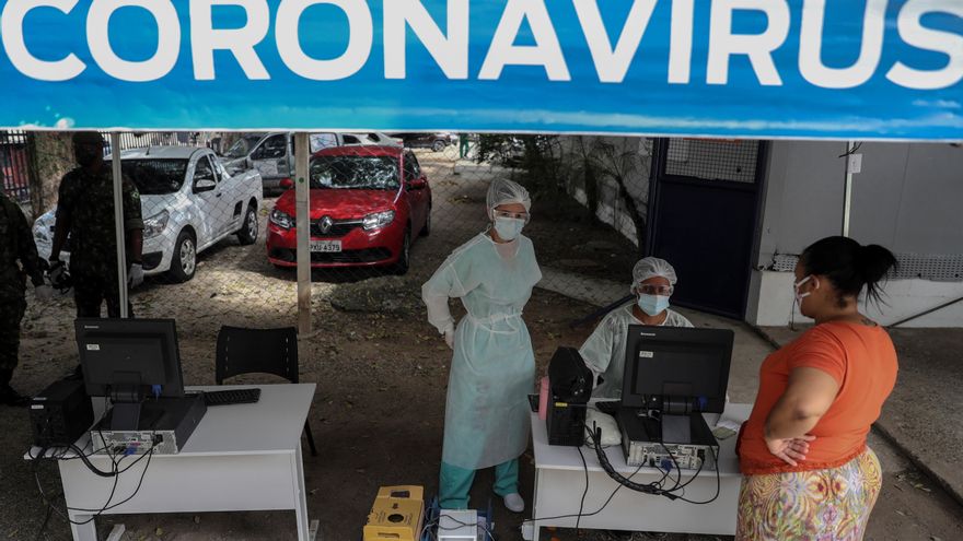 Fotografía de archivo del 6 de mayo de 2020 de una mujer esperando para recibir atención en una unidad médica, en Río de Janeiro (Brasil). EFE/ Antonio Lacerda