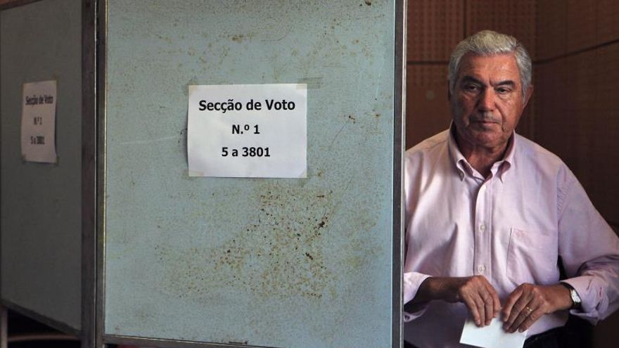 Un hombre se dirige a depositar su voto en un colegio electoral de Lisboa (Portugal).