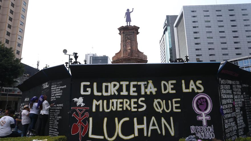 El monumento improvisado donde estaba ubicada la estatua de Colón, en Ciudad de México.