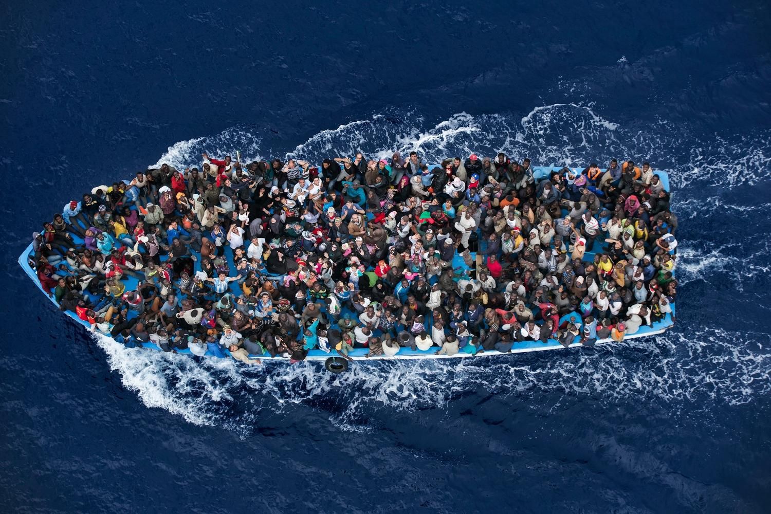Inmigrantes en un bote tras ser rescatados por una fragata italiana a 20 millas de la costa libia. Massimo Sestiny/Premio World Press Photo