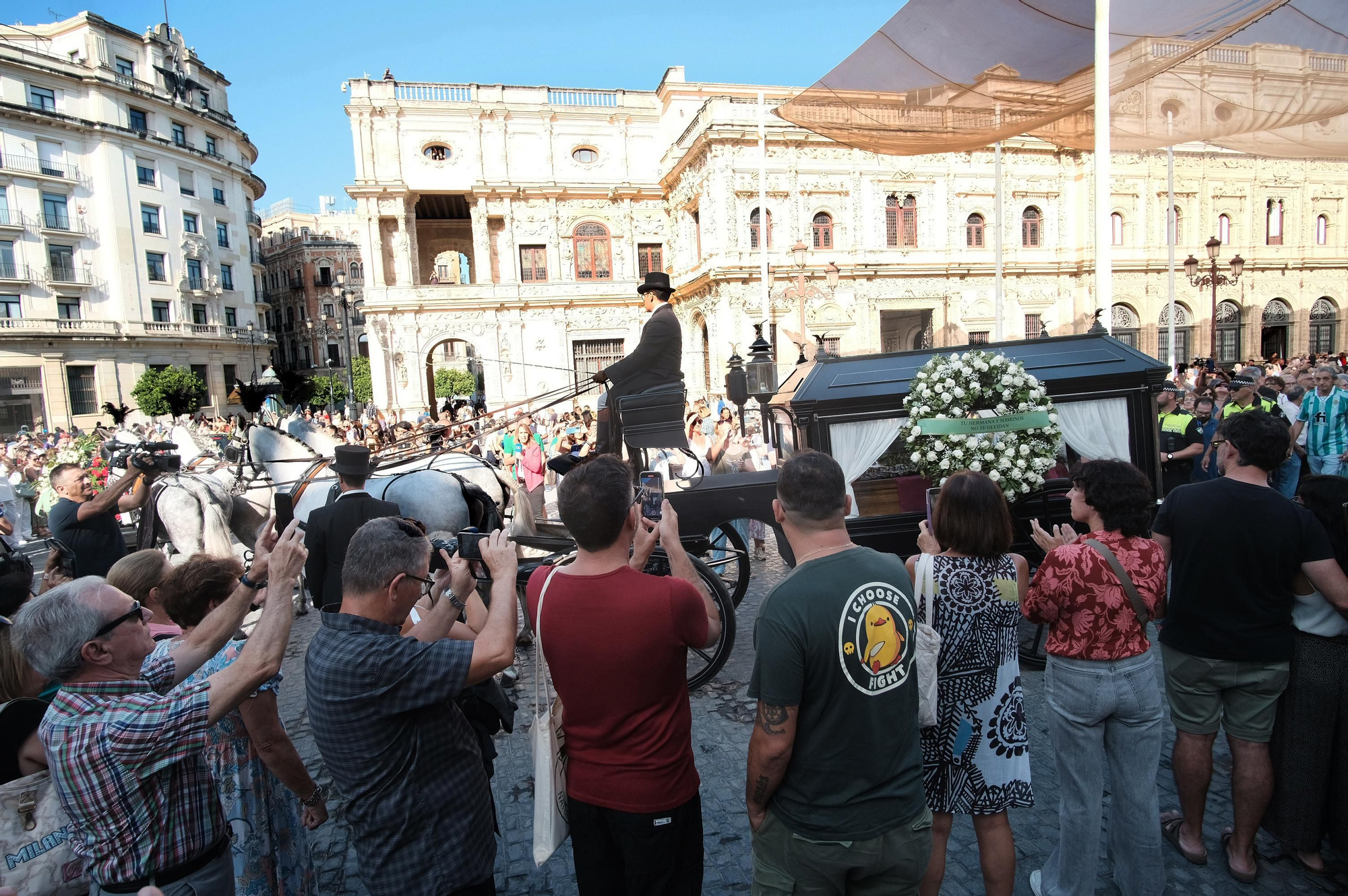 El último paseo de María Jiménez por las calles de Sevilla, en imágenes