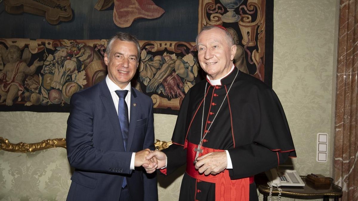 Urkullu presenta la propuesta Share en el Vaticano y entrega una insignia del árbol de Gernika al papa Francisco