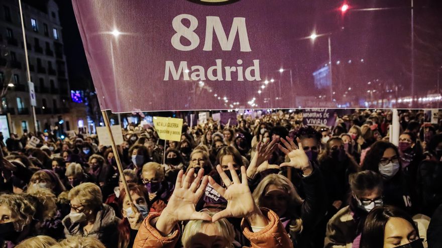 Un grupo de personas participa en una manifestación por el 8M, Día Internacional de la Mujer, desde la plaza de Atocha hasta la de Colón, a 8 de marzo de 2022