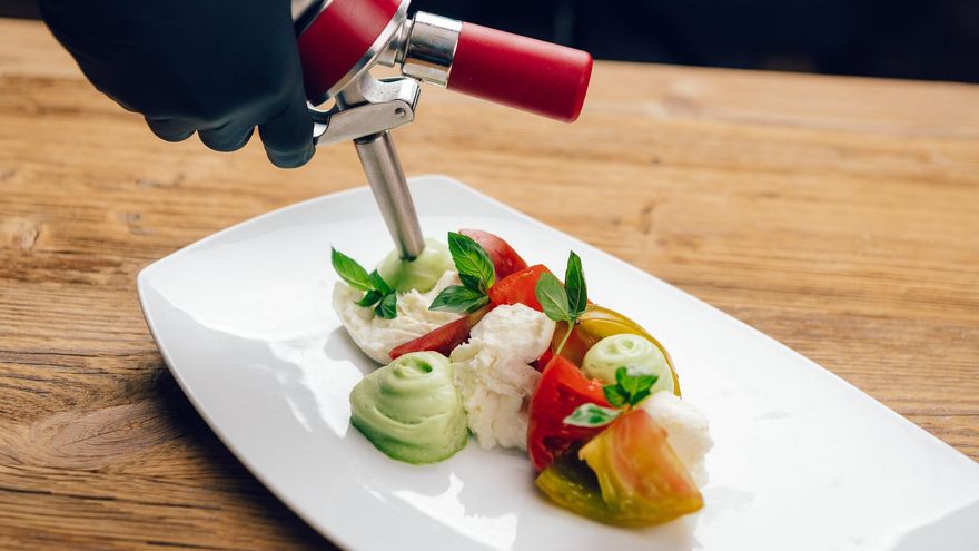 Así se hacen los famosos "aires" en la alta cocina y cómo podrías hacerlos de forma casera