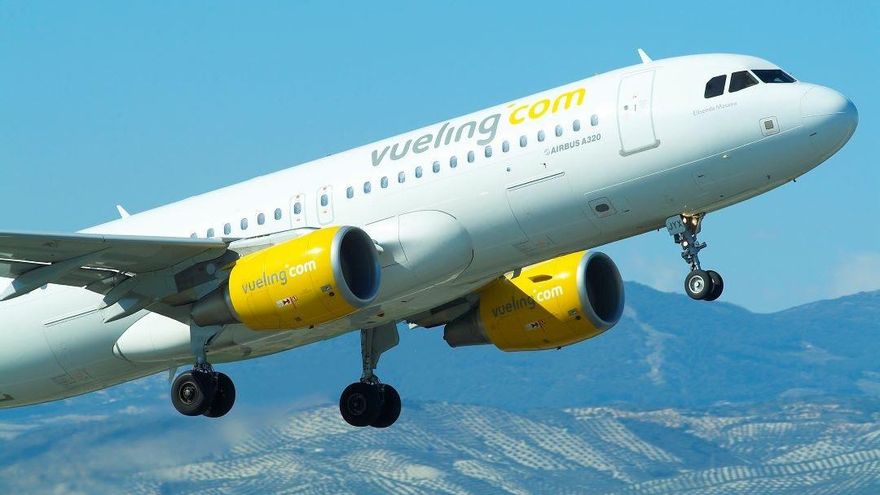 Archivo - Un avión de Vueling