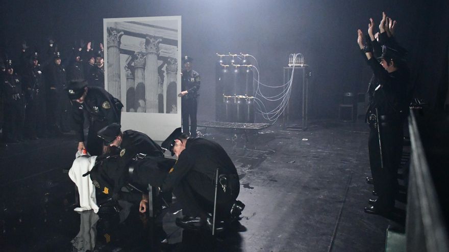 Actores no profesionales participan en el papel de policías en 'Bros'