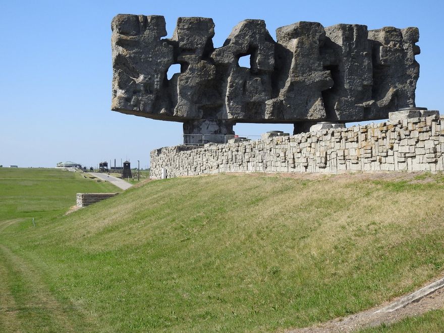 Un enorme monumento de concreto preside el antiguo campo alemán de exterminio de Madjanek. Al fondo pueden verse las torres que guardaban el perímetro del recinto.