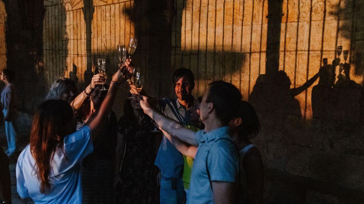 La visita termina con una copa de cava en el claustro para poner el punto final a una propuesta cultural que quiere emocionar, sorprender y dejar huella