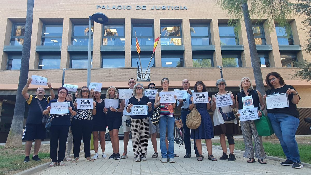 Los asistentes a la concentración ante los juzgados de Catarroja de este lunes.