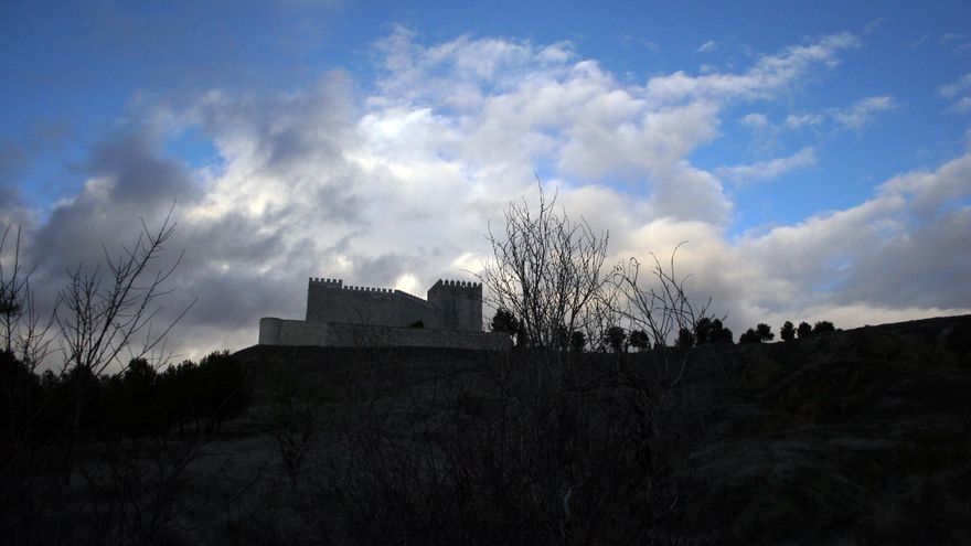 El castillo de Monzón de Campos, al atardecer.
