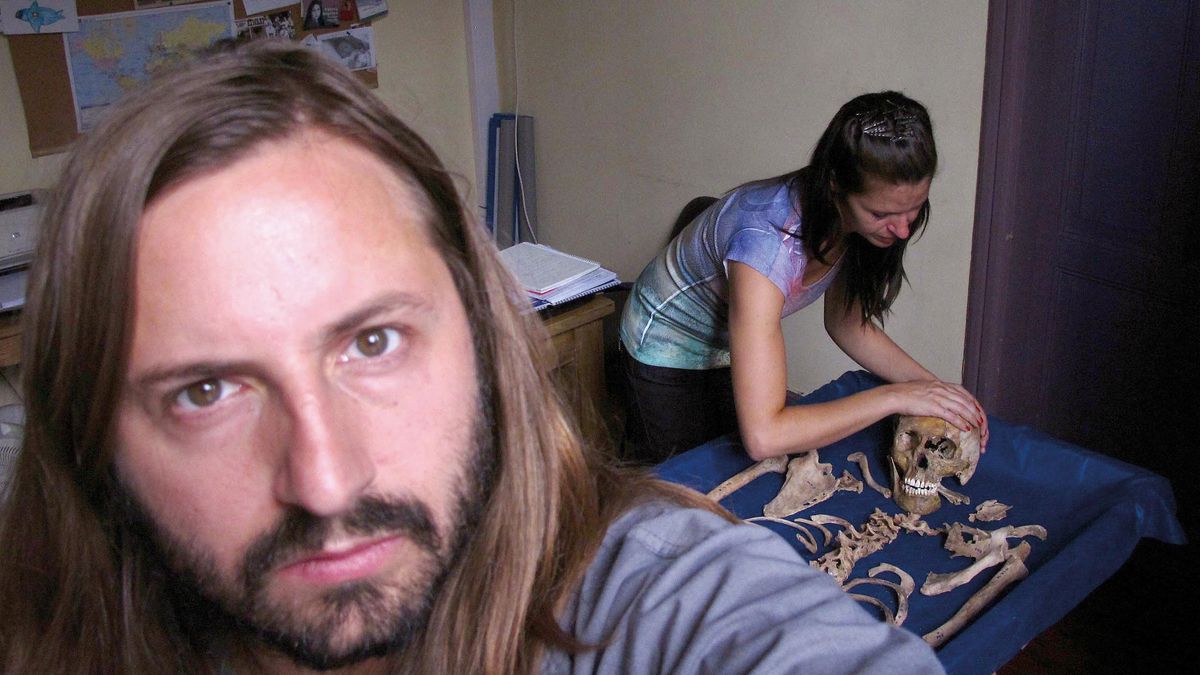 Ana Julia y Martín Bonetto con los restos de su padre.