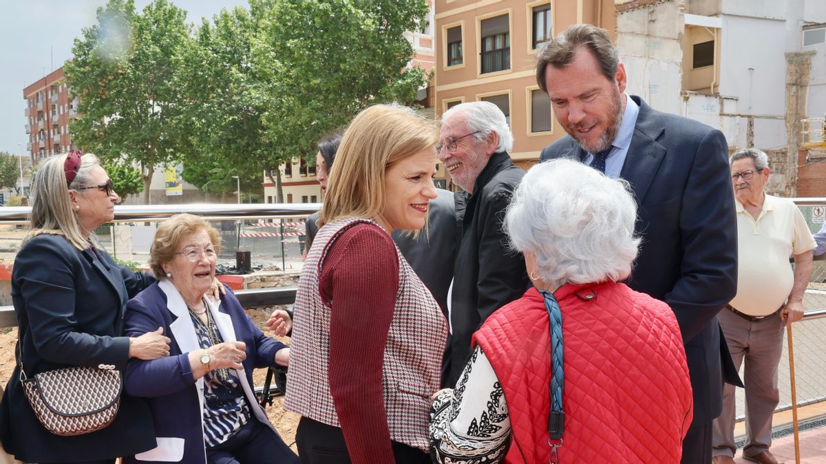 El ministro de Transportes, Óscar Puente, junto a la delegada del Gobierno, Pilar Bernabé, durante su visita a Paiporta.