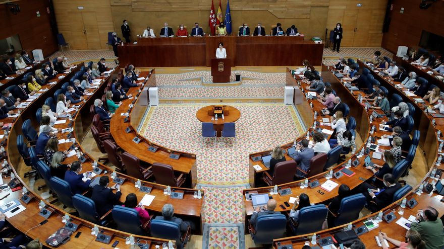 La presidenta en funciones y candidata a la Presidencia de la Comunidad de Madrid, Isabel Díaz Ayuso (c, al fondo), expone su programa de gobierno para estos dos años de legislatura durante la primera jornada del debate de investidura