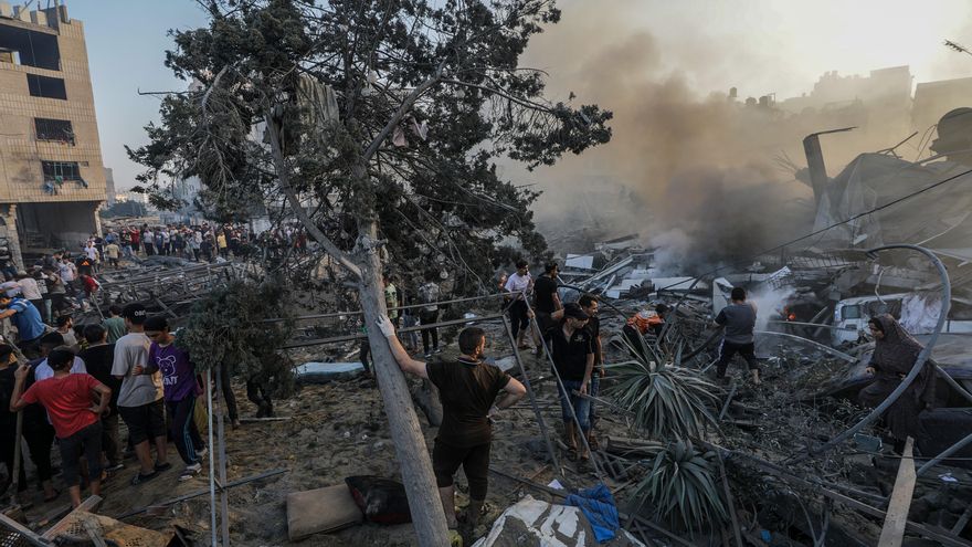 Palestinos entre las ruinas de la ciudad de Gaza este 25 de octubre de 2023