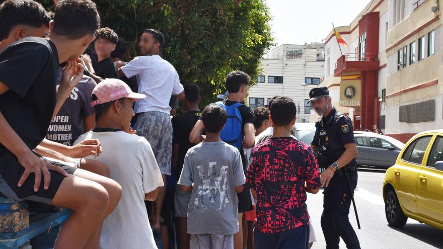 Un grupo de menores espera a ser filiado junto a la comisaría de la Policía Nacional de Ceuta el pasado 10 de agosto.