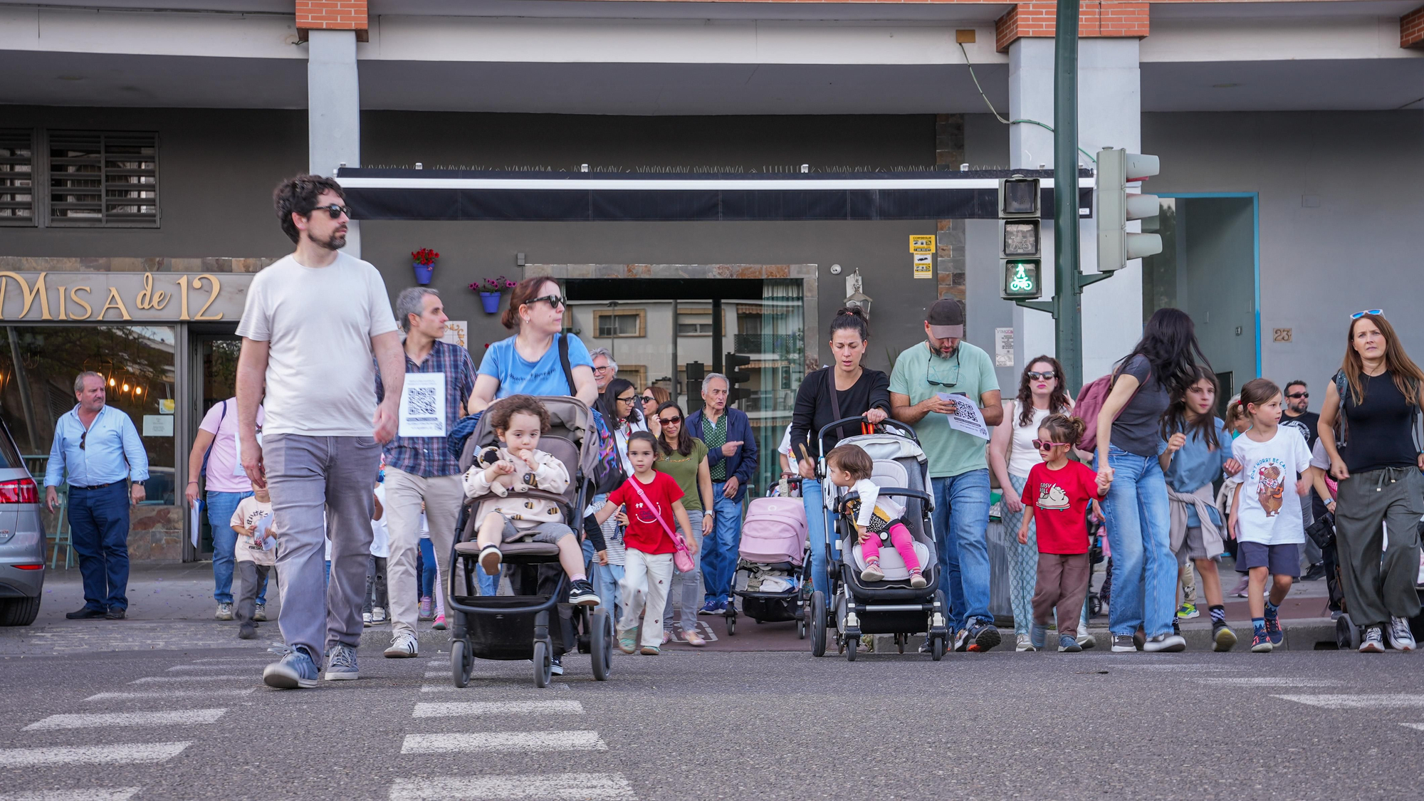 Ruta de familias CEIP Hernán Ruiz у CEIP López Diéguez para reclamar más líneas educativas en ambos centros