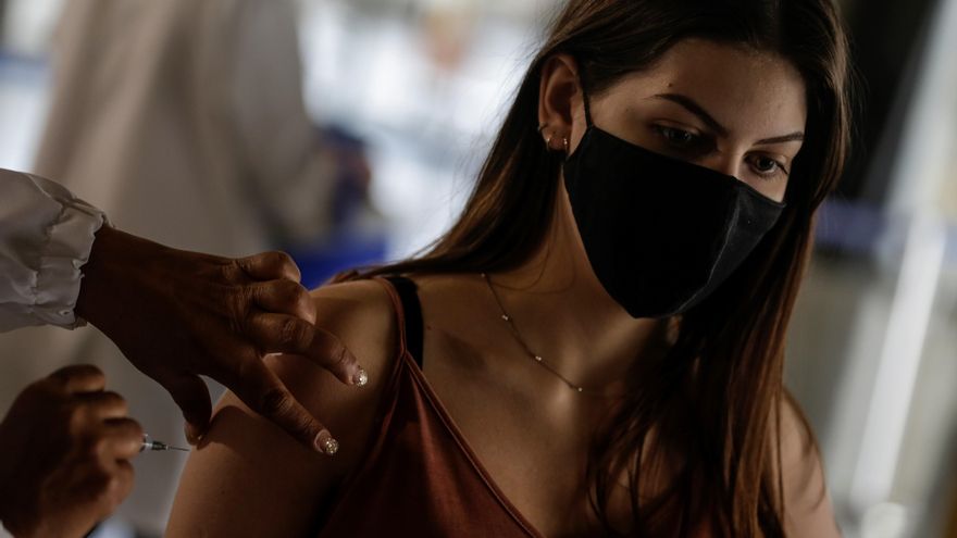 Fotografía de archivo de una joven es vacunada contra la covid-19 en Río de Janeiro, Brasil. EFE/Antonio Lacerda
