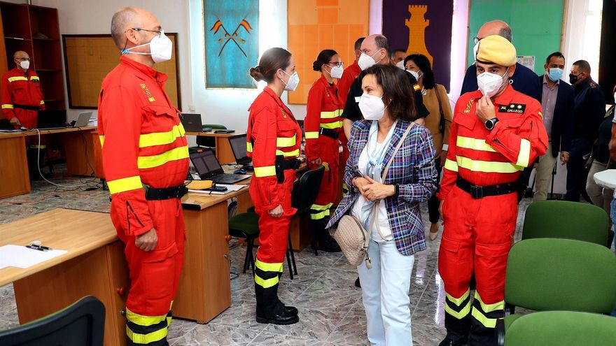Robles, visita a los miembros de la UME destacados en La Palma por la erupción volcánica