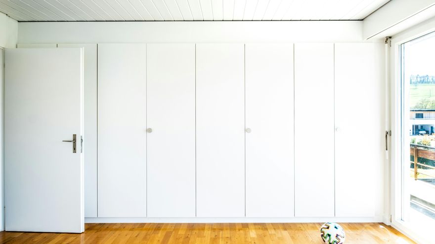 Cuando ventilar no es suficiente: seis trucos para eliminar el olor a cerrado de armarios y dormitorios