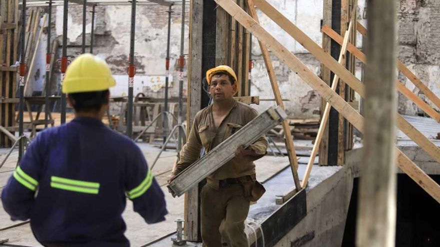 Crisis en el mundo del trabajo: el informe de la UBA que revela la pérdida de 160 empleos por día durante la gestión Milei