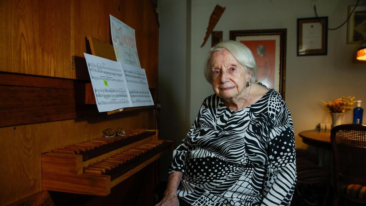 Montserrat Torrent, la organista de 100 años que hace giras por España: "Tocaré hasta que me muera"