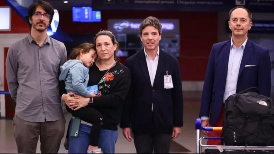 Regresaron al país los diplomáticos argentinos que fueron expulsados de Venezuela