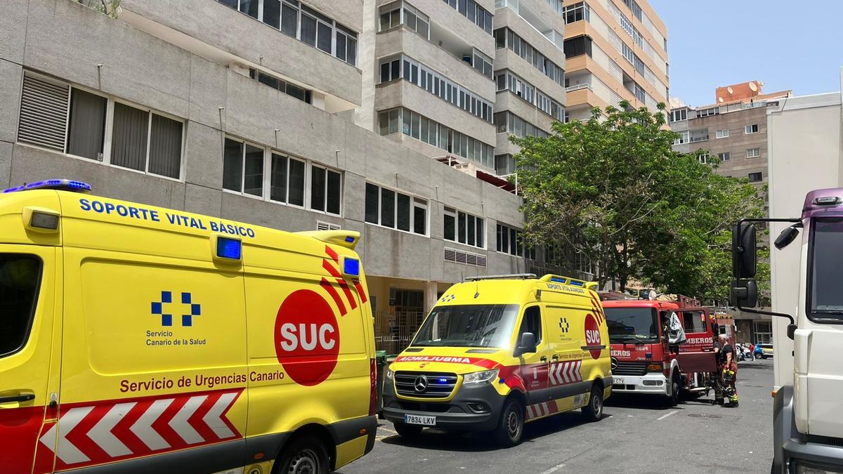 Personal de SUC asiste a tres mujeres, dos de ellas menores, tras un incendio en una vivienda de Las Palmas de Gran Canaria.