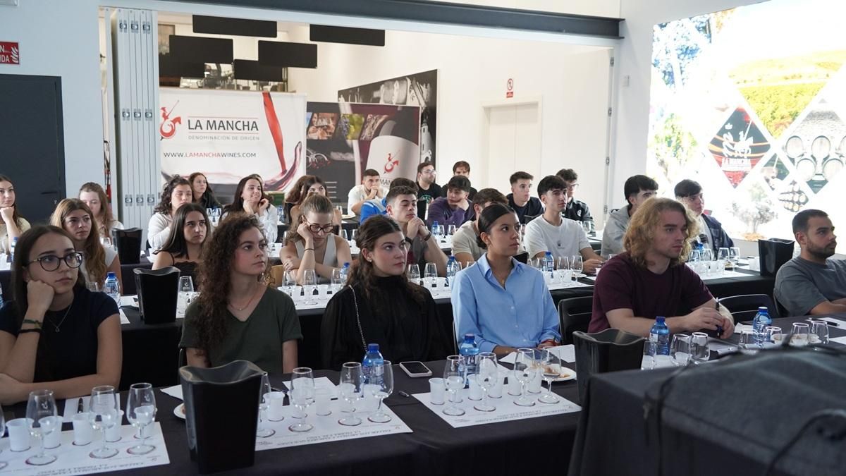 La UCLM y  la Denominación de Origen La Mancha analizan la importancia del vino como motor de desarrollo rural