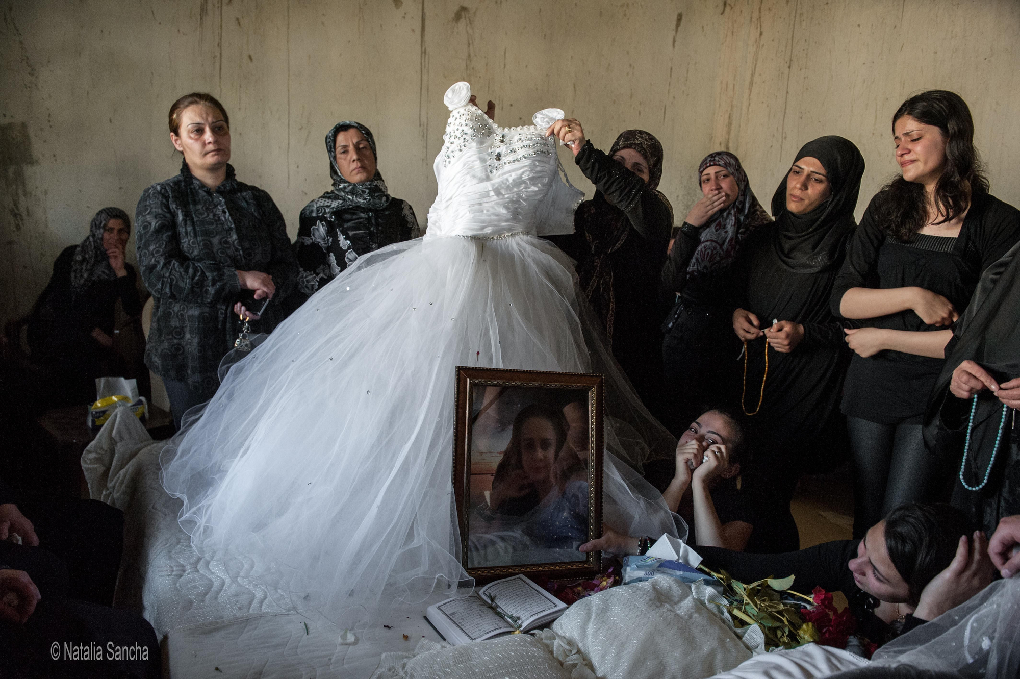 La mujer de la fotografía es Lulu. Tenía 14 años cuando fue alcanzada por un mortero lanzado por la insurgencia siria desde el otro lado de la frontera. Vivía en un poblado libanés en una zona controlada por la milicia chií Hezbolá. A esta zona, cuenta Sancha, han ido a parar las viudas y las víctimas de la guerra. Lulu y su familia no querían abandonar el pueblo porque estaban empeñados en que ella terminase sus estudios.