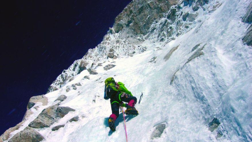 Patrice Glairon-Rappaz a 6.450 metros tras superar la primera 'goulotte', durante el primer intento, el 15 de octubre de 2008. Tras dos vivacs, renunciaron para atacar la pared de nuevo.