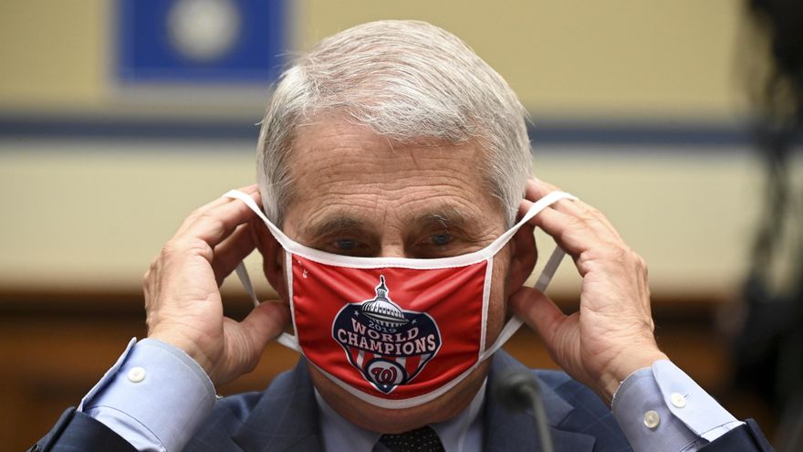 Anthony Fauci, director del Instituto Nacional de Alergias y Enfermedades Infecciosas de Estados Unidos, fue registrado este viernes al usar una mascarilla, durante una audiencia en la Cámara de Representantes de EE.UU.,  acerca de la pandemia de la COVID-19, en Washington DC (EE.UU.). EFE/Erin Scott