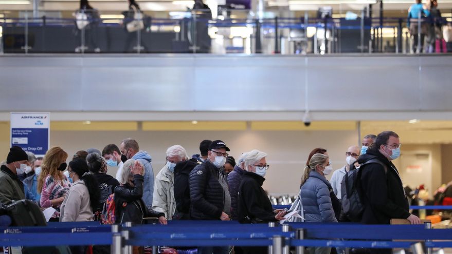 Imagen del 28 de diciembre del 2021 de viajeros que esperan en la fila para facturar sus vuelos en la Terminal Internacional Tom Bradley del Aeropuerto Internacional de Los Ángeles. EFE/EPA/CAROLINE BREHMAN