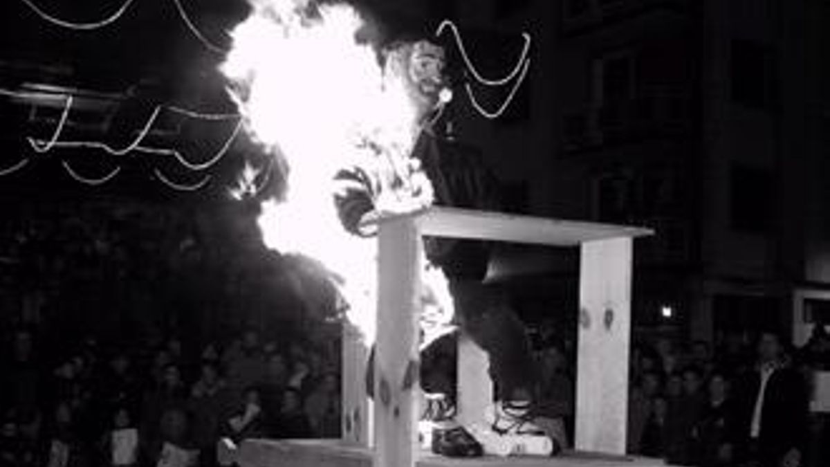 Imagen antigua de un Olentzero en Ermua en llamas