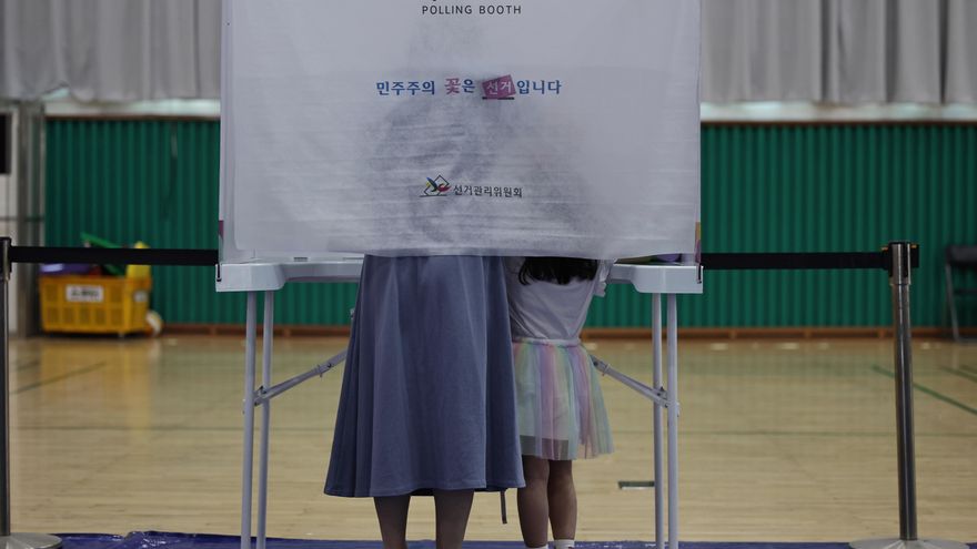 Los primeros sondeos dan al opositor Lee Jae-myung como ganador de las elecciones en Corea del Sur