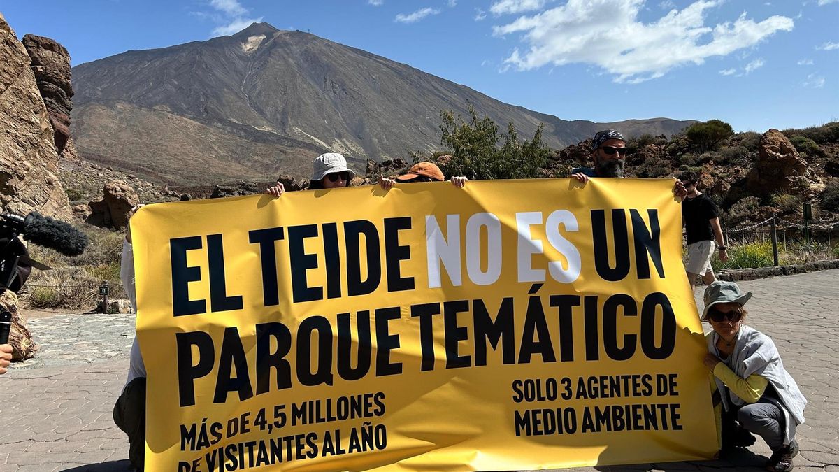 Un reducido grupo de personas protesta en el Teide tras aplazarse la manifestación de este sábado
