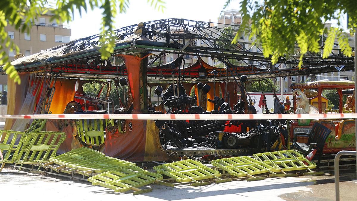 El incendio de la atracción infantil de la plaza Matías Prats, en imágenes