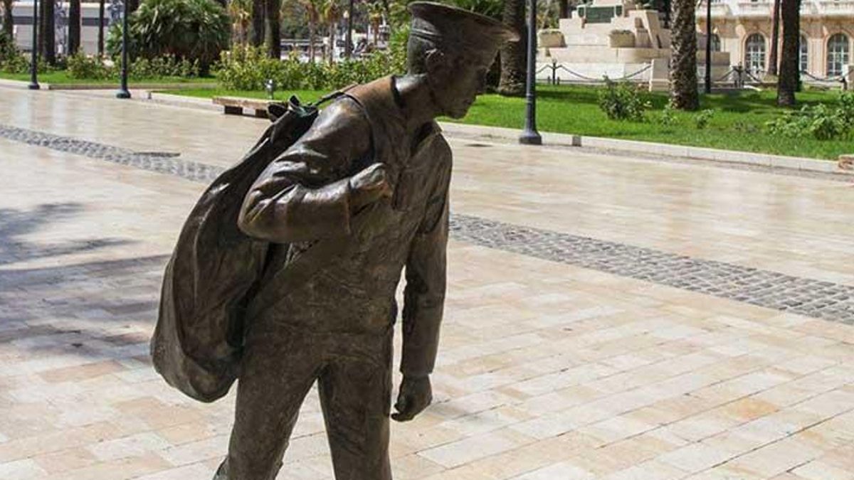 Escultura homenaje en Cartagena al marinero de reemplazo