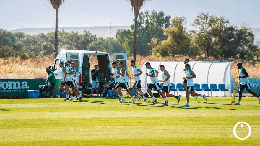 El Córdoba CF se marcha a Oliva con deberes pendientes en el césped y los despachos