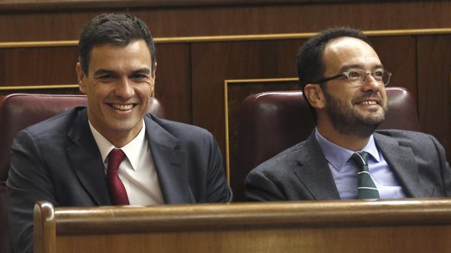 Pedro Sánchez y Antonio Hernando durante una sesión del Congreso.