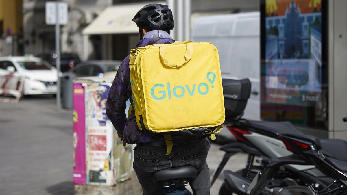 Archivo - Un repartidor de Glovo en una moto por una calle