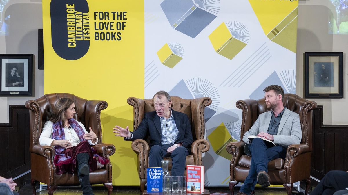 Tom McTague (a la derecha) durante una charla en el Festival Literario de Cambridge, en noviembre de 2025.