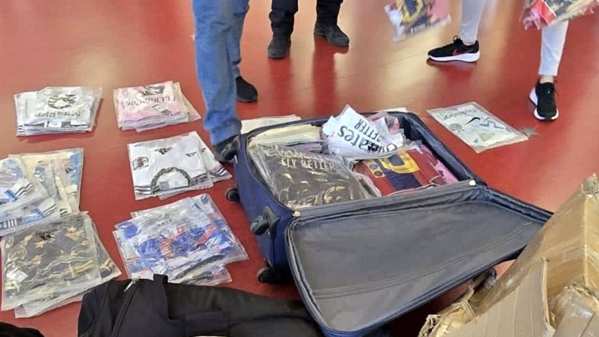 Los agentes, requisando parte de la mercancía.