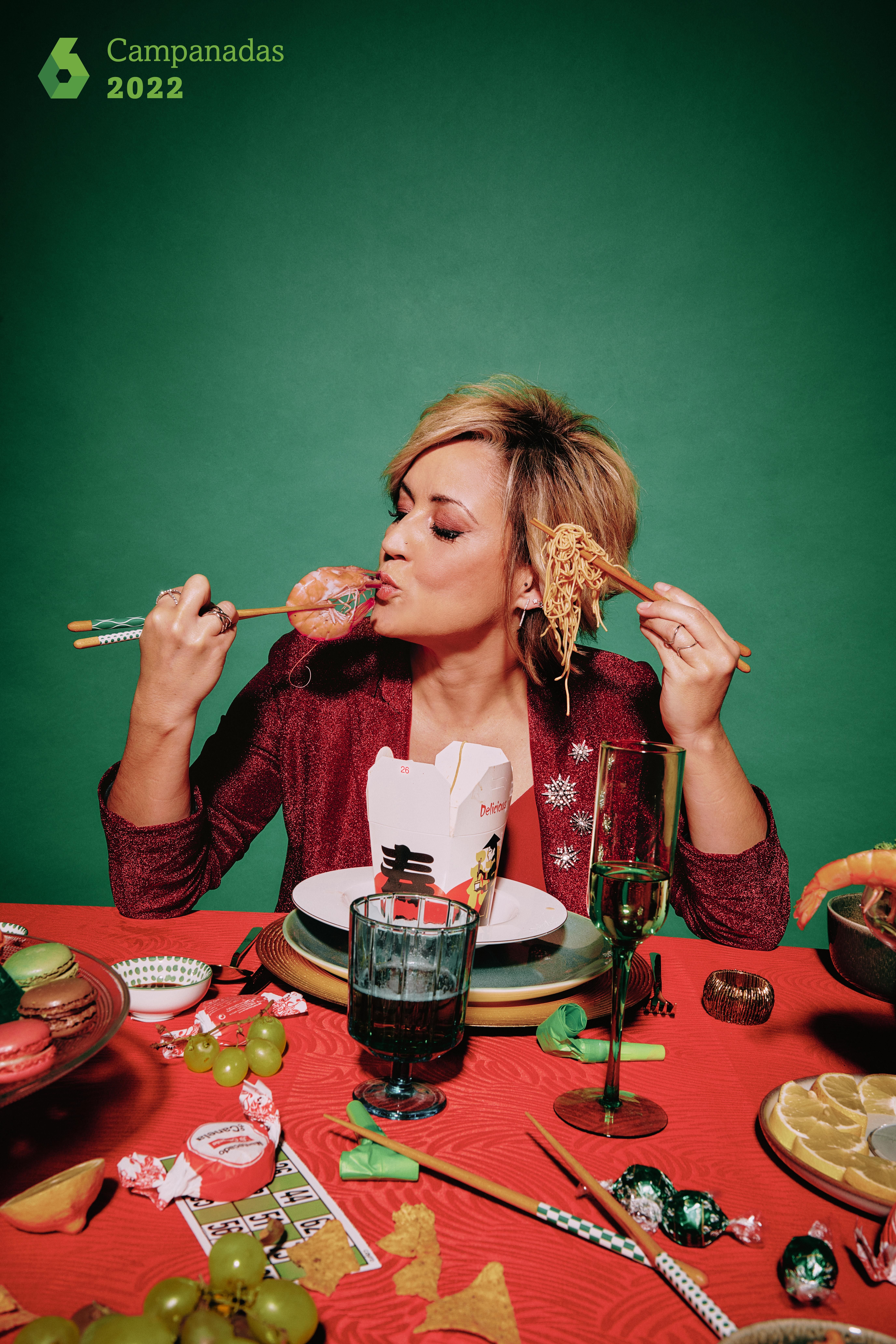 Pedroche y Chicote, y Cristina Pardo y Dani Mateo, posan como presentadores de 'Las Campanadas'