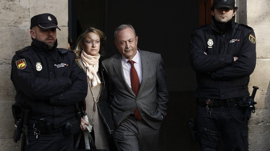 El juez Castro y otras 60 personas piden a los diputados reformar la Constitución para eliminar la inviolabilidad del rey